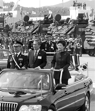 韩国阅兵进行曲，传统与现代的交响，韩国阅兵进行曲，传统与现代的华丽交响