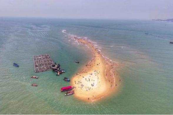 福建舰正式入列东海舰队，开启新的航海篇章，福建舰正式入列东海舰队，开启崭新航海时代篇章