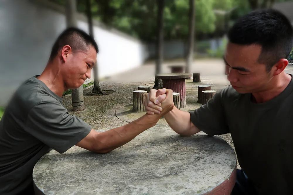 部队健身房，塑造战士体魄与意志的重要场所，部队健身房，战士体魄与意志的锻造之地