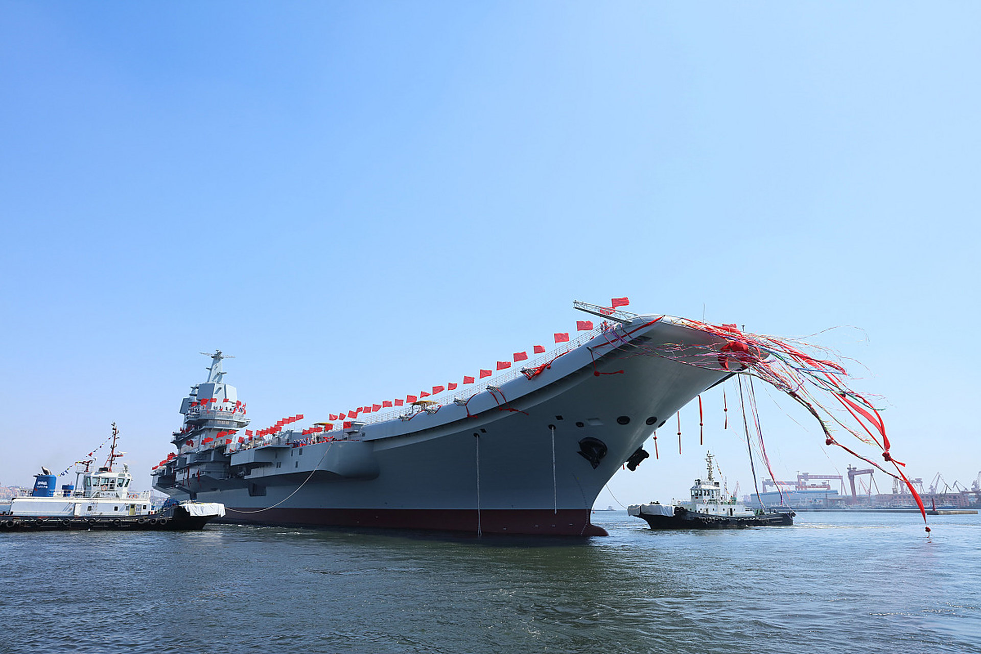 我国第一艘服役的航空母舰，里程碑式的成就与深远影响，中国首艘航空母舰的里程碑意义与深远影响