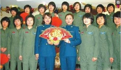 俄媒眼中的歼-16，中国空中力量的新标杆，俄媒视角下的歼-16，中国空中力量的新星标杆