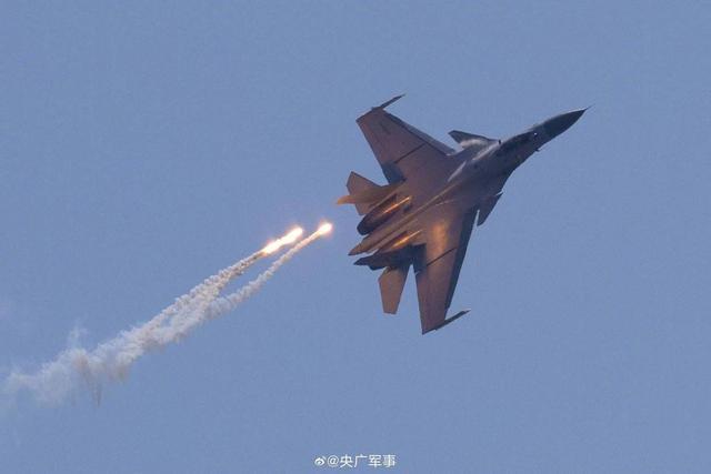 歼-15战斗机，空中力量的璀璨明珠，歼-15战斗机，空中力量的耀眼明珠