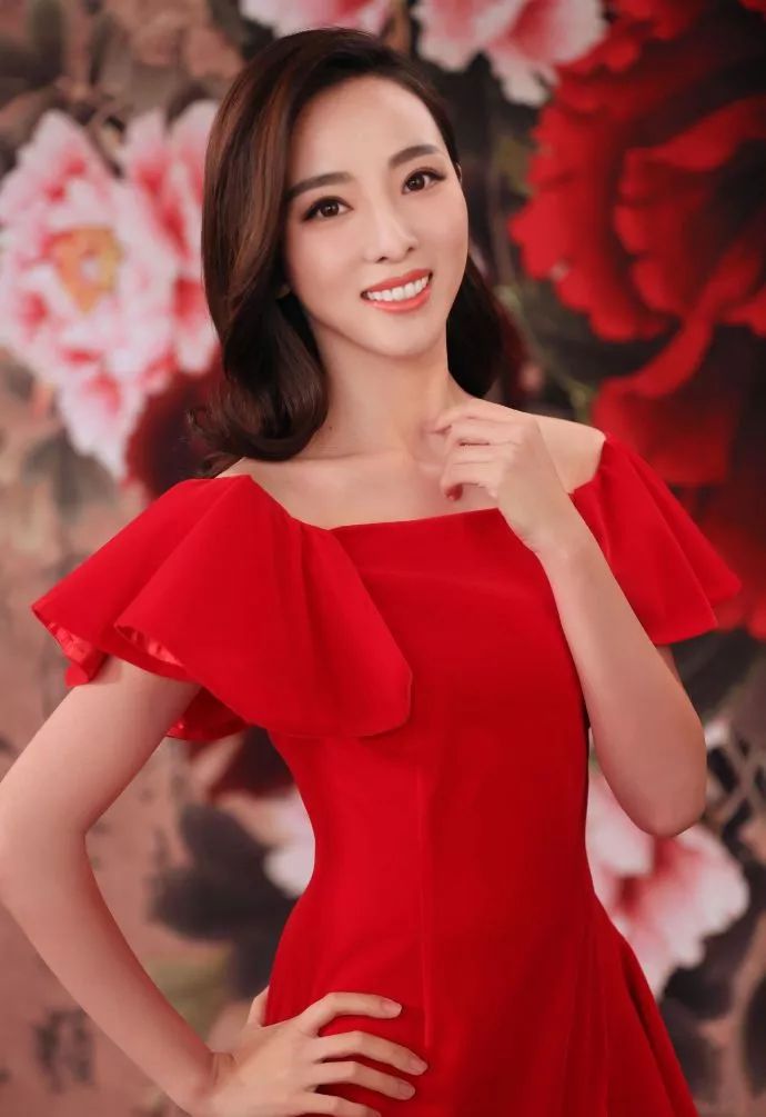 央视军事频道的美女主持人，魅力与实力的完美结合，央视军事频道美女主持人，魅力与实力的闪耀结合