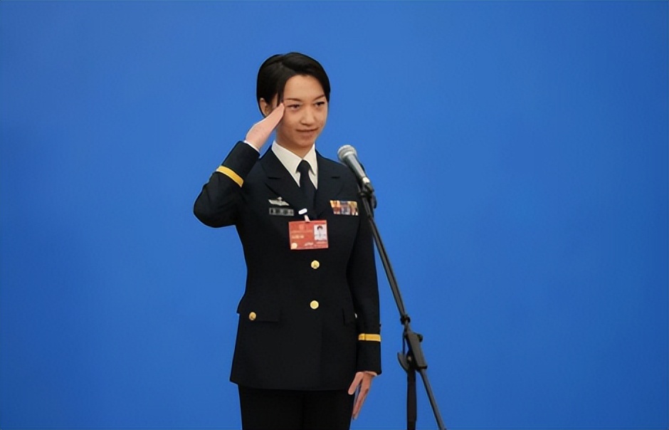 辽宁舰女少校，海军力量的璀璨明珠，辽宁舰女少校，海军力量的闪耀明珠