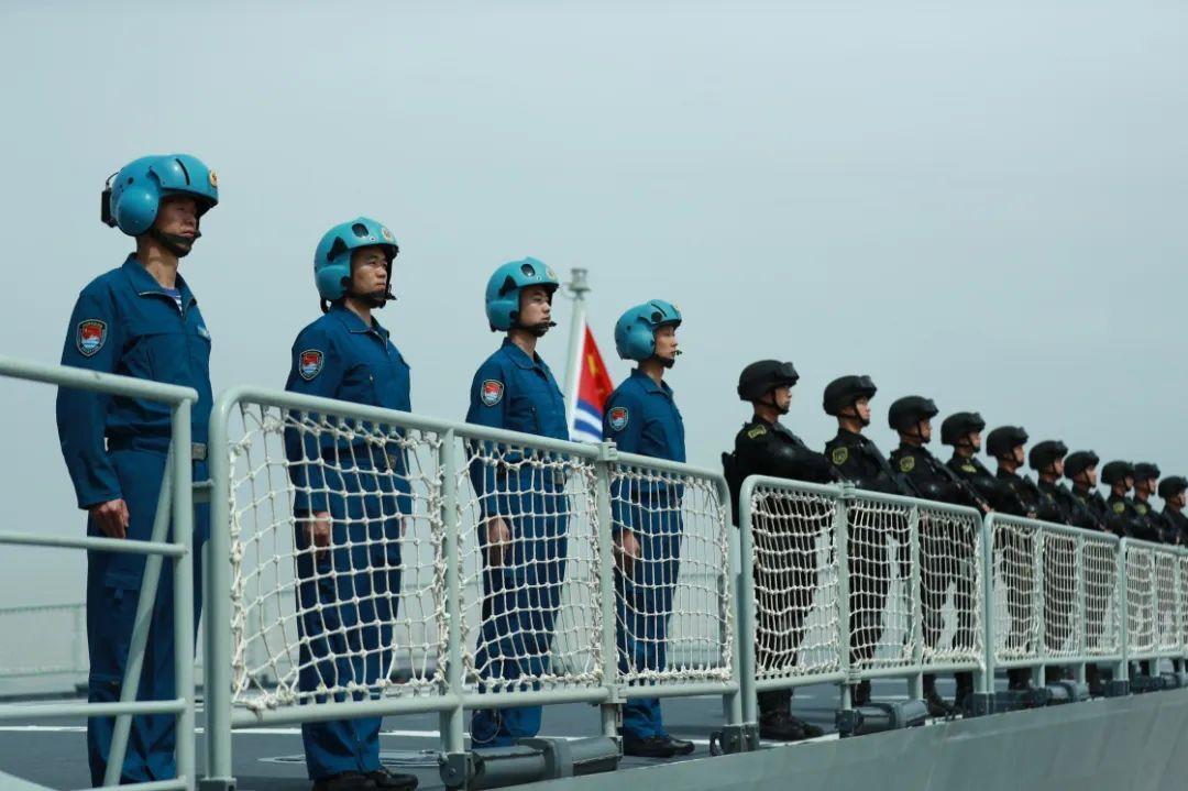 中国海军在亚丁湾打击海盗，视频记录英勇瞬间，中国海军亚丁湾打击海盗英勇瞬间视频记录