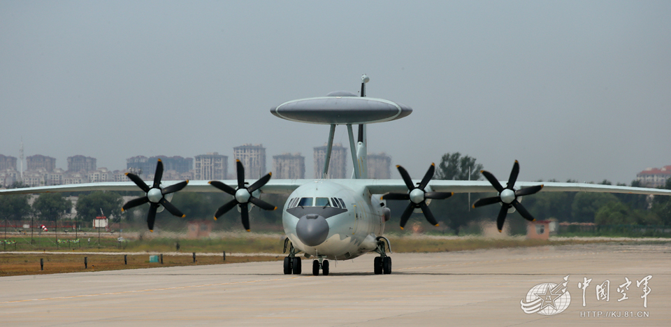 直-18预警机在编队中的距离掌控与战术应用，直-18预警机，距离掌控与战术应用解析
