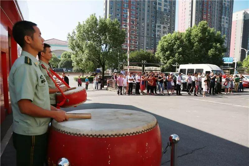 消防老兵与新兵之间的挑战与融合，消防老兵与新兵间的挑战与融合之路