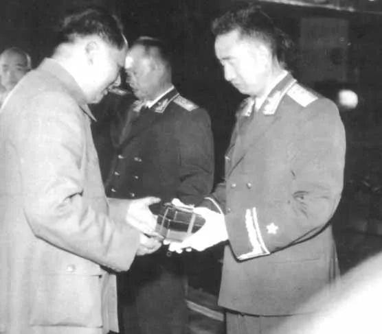 解放军的品质与精神,英勇无畏,忠诚奉献,解放军的品质与精神,英勇无畏,忠诚奉献的典范