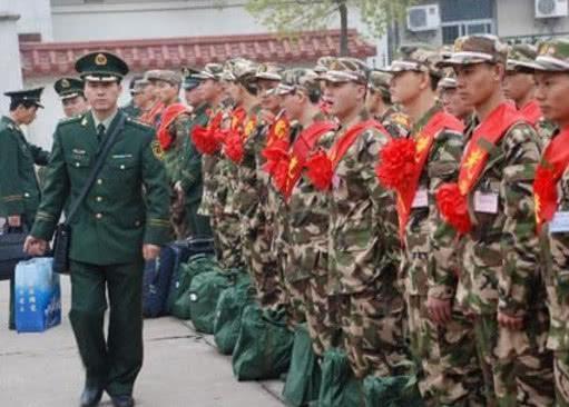 国外老兵打新兵,现象背后的深度解析,国外老兵打新兵现象深度解析,原因与影响探究