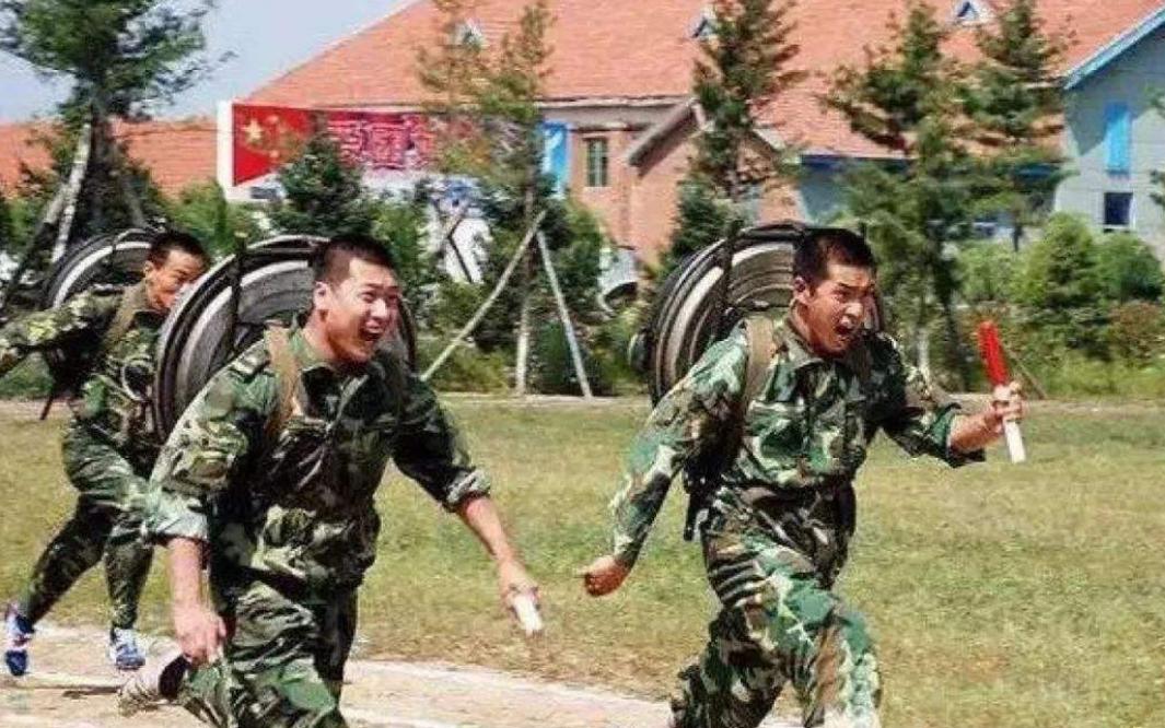 国外老兵打新兵,现象背后的深度解析,国外老兵打新兵现象深度解析,原因与影响探究