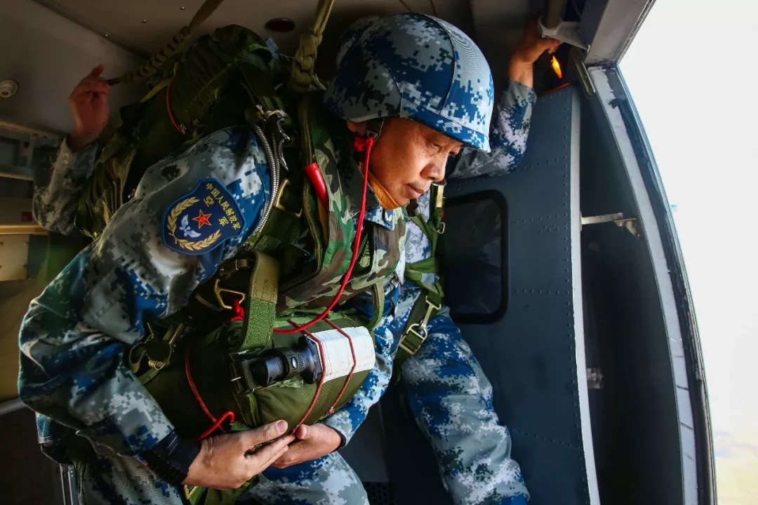 揭秘空降兵15军视频,英勇无畏的战斗精神与卓越训练成果展现,揭秘空降兵15军英勇战斗精神与卓越训练成果的视频展示