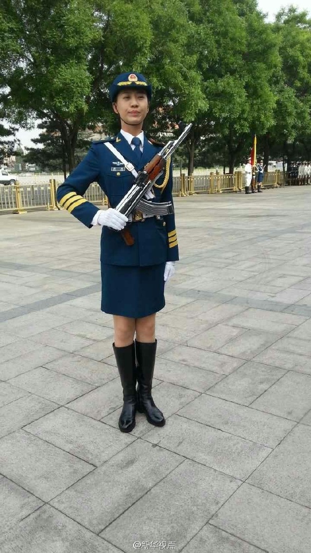 中国人民解放军仪仗队女兵抱着孩子的沈佳,荣耀与温情并存,中国人民解放军仪仗队女兵沈佳的荣耀与温情时刻,携子同行,巾帼风采展风采