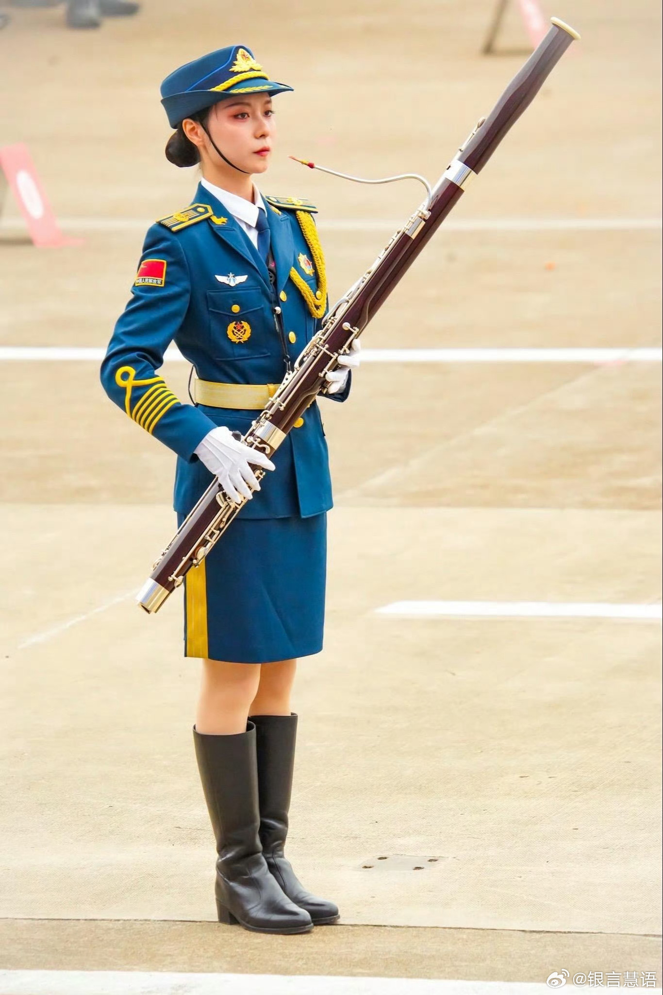 中国人民解放军仪仗队女兵抱着孩子的沈佳,荣耀与温情并存,中国人民解放军仪仗队女兵沈佳的荣耀与温情时刻,携子同行,巾帼风采展风采