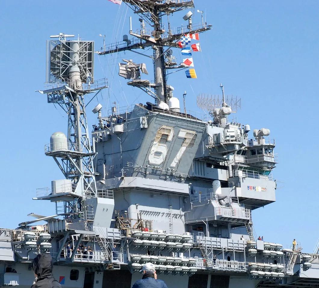 航空母舰,船上的人与背后的故事,航空母舰,船上生活与背后故事揭秘