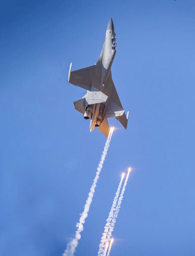 乐高再现歼-12战斗机的辉煌,乐高再现歼-12战斗机辉煌时刻