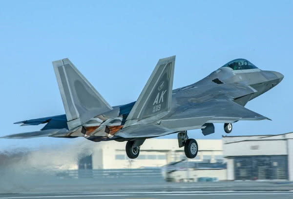 歼-20战斗机的研发历程与诞生时刻,歼-20战斗机研发历程及诞生时刻揭秘