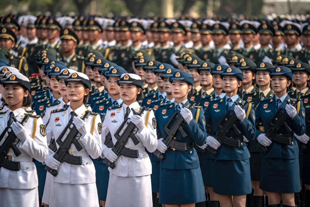 女兵方队第一排第十名,荣耀与责任,女兵方队第一排第十名,荣耀与责任的见证