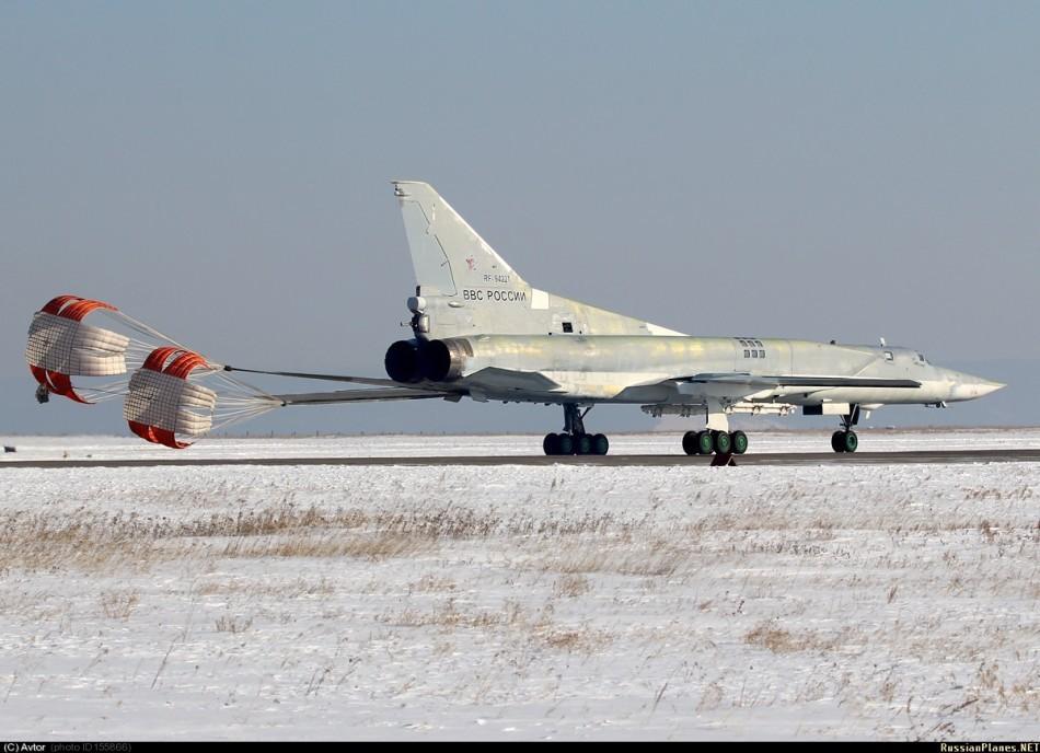 图22M3逆火轰炸机投弹视频,揭示强大实力与战略威慑力,图22M3逆火轰炸机投弹视频展示超强战略威慑力