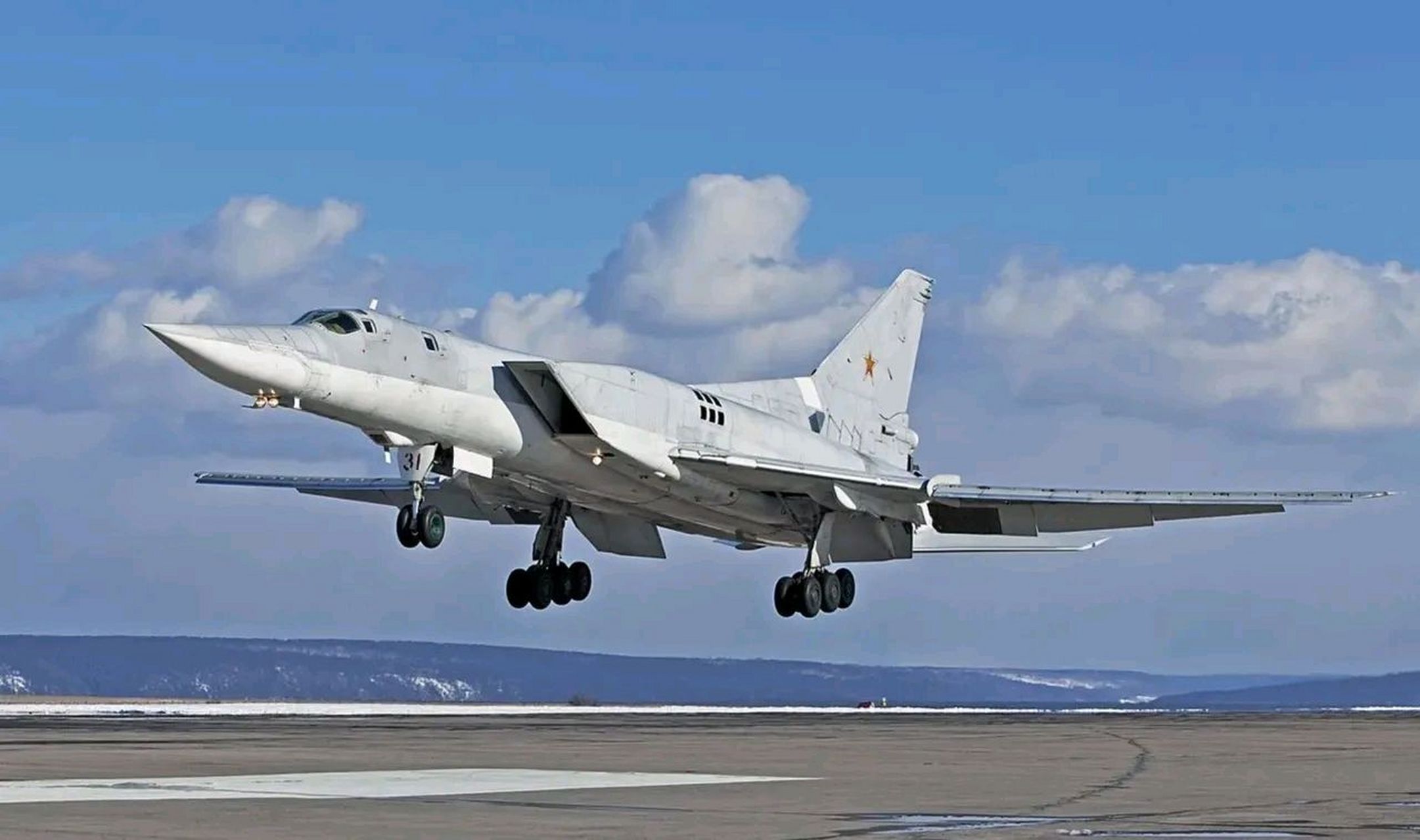 图22M3逆火轰炸机投弹视频,揭示强大实力与战略威慑力,图22M3逆火轰炸机投弹视频展示超强战略威慑力